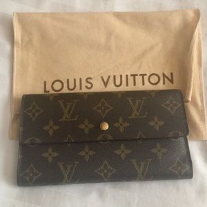 Louis Vuitton wallet in excellent condition